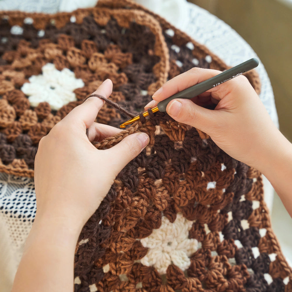 Winter holiday wool hobo crochet kit